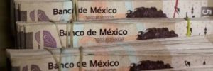 Fajos de billetes de 500 pesos mexicanos sostenidos con ligas
