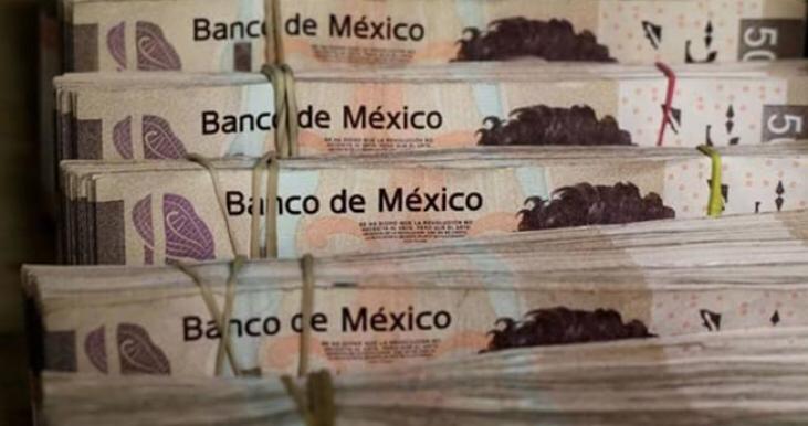 Fajos de billetes de 500 pesos mexicanos, amarrados cada uno con liga